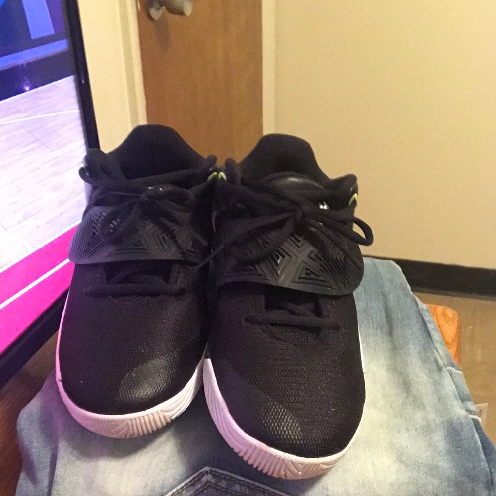 Basketball shoes
